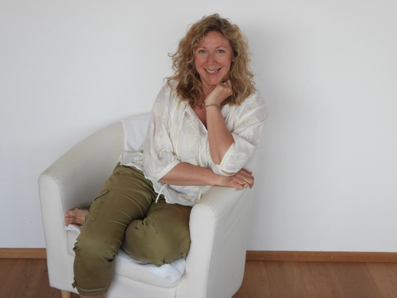 Hildegard Bauer sitzt im Sessel für ein Personal Caoching in ihrer Praxis am Ammersee.